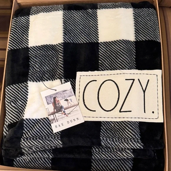 🖤 Rae Dunn “COZY” Black & White Buffalo Check Throw Blanket - Picture 1 of 4